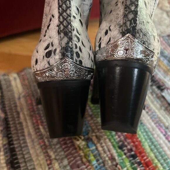 Jeffrey Campbell Black and White Snakeskin Ankle Booties Size 9 - Picture 8 of 16